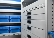 02_A close-up of Syncro Alu aluminium drawers and shelves 