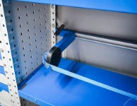 02_A close-up of the double retaining system combining a strap with a high-pressure shuttle with locking lever