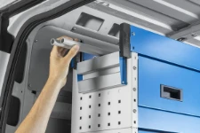 03_A full-length top tray for long objects in a Syncro racking system