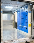 03_Enclosed shelves and transparent containers on the right of the Proace Max (1)