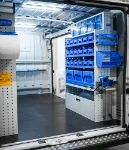 03_Removable containers, accessories and a pull-out vice bench on the right of the Ducato (1)