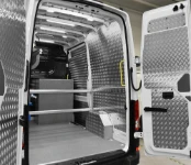 03_Syncro cargo bars inside the Man TGE