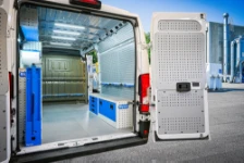 03_The right of the Jumper with cargo bench, lashing accessories and perforated lining panels