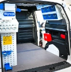 03_Transparent containers and accessories on the right of the VW ID Buzz