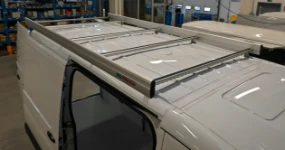 04_The roof rack with Ultrasilent noise-reducing profile on the Sprinter L2 H1