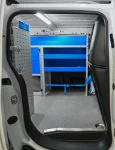 04_The Syncroblock bar with hooks and straps in the irrigation firm’s Proace City