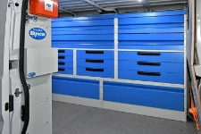 05_Metal drawers and enclosed shelves in the plumber’s Ducato