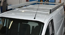 05_The Ford Custom’s roof rack with Ultrasilent profile 