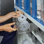 10_Pulling out a transparent container