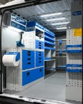 22_The illuminated workbench with vice on the left of the Proace Max (2)