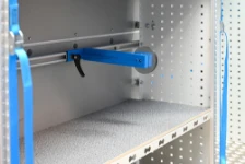 Case shuttle with cam-lever locking and buffer pad on a Syncroblock rail
