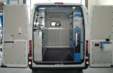 Allestimento officina mobile sul Dacia Dokker con morsa, portarotolo e tanica
