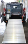 Vista posteriore Allestimento Movano con rivestimenti, accesso e scaffalatura