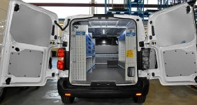 Vista posteriore Allestimento Movano con rivestimenti, accesso e scaffalatura