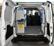 Allestimento officina mobile sul Dacia Dokker con morsa, portarotolo e tanica