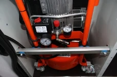 Compressor for maintenance cleaning of chimney pipes for wood and pellet burning stoves