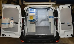 Allestimento officina mobile sul Dacia Dokker con morsa, portarotolo e tanica