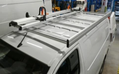 Damped ladder rack on the roof of the Vivaro