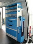 Vano di carico del NV250 con compressore fissato sul passaruota e cinghie di ancoraggio