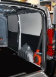 Scaffalatura con divisori e vasca stagna sul lato destro del Movano