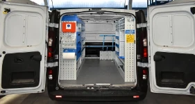 Allestimento officina mobile sul Dacia Dokker con morsa, portarotolo e tanica