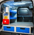 Scaffale con ripiani con pronto soccorso e portarotolo sul Courier