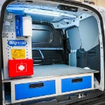 Lato con pannellatura in lamiera, pianale e cassetti nel Courier