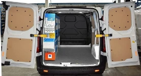 Vista posteriore Allestimento Movano con rivestimenti, accesso e scaffalatura