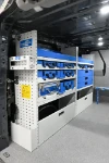 Scaffale con cassetti, valige, ripiani, tasca e portabombolette sul Custom