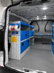 Scaffale con cassetti, scomparti e ripiani sul Custom