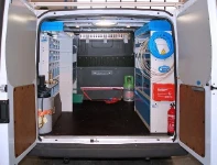 Vista posteriore Allestimento Movano con rivestimenti, accesso e scaffalatura