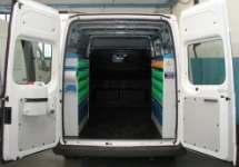 Allestimento officina mobile sul Dacia Dokker con morsa, portarotolo e tanica