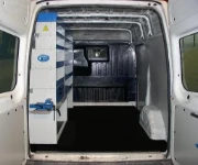 Vista posteriore Allestimento Movano con rivestimenti, accesso e scaffalatura