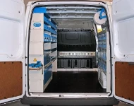 Vista posteriore Allestimento Movano con rivestimenti, accesso e scaffalatura