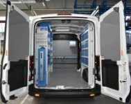 Allestimento officina mobile sul Dacia Dokker con morsa, portarotolo e tanica