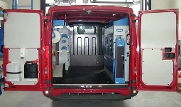 Allestimento officina mobile sul NV250 con morsa, portarotolo e tanica