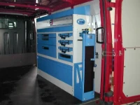 Vano di carico del NV250 con compressore fissato sul passaruota e cinghie di ancoraggio