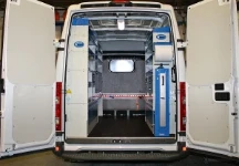 Vista posteriore Allestimento Movano con rivestimenti, accesso e scaffalatura