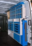 Vano di carico del NV250 con compressore fissato sul passaruota e cinghie di ancoraggio