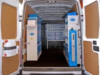 Vista posteriore Allestimento Movano con rivestimenti, accesso e scaffalatura