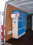 Lato sinistro Opel Movano con pianale, pannellatura, copriruota, ganci e rotaia per cinghie