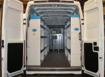 Allestimento officina mobile sul NV250 con morsa, portarotolo e tanica