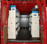 Vista posteriore Allestimento Movano con rivestimenti, accesso e scaffalatura