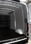 Rivestimento lato sinistro del Dacia Dokker con copriruota in alluminio mandorlato