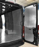 Rivestimento lato sinistro del Dokker con copriruota in alluminio mandorlato