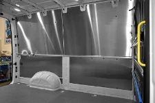 Berlingo Citroen con rivestimento interno in legno e lamiera