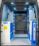 Volkswagen Crafter allestito con cassettiere e banco, vista posteriore