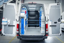 Volkswagen Crafter con pannelli di protezione e lavamani, vista posteriore a porte aperte