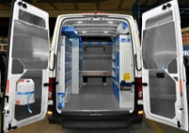 Vista posteriore Allestimento Movano con rivestimenti, accesso e scaffalatura
