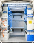 Volkswagen Crafter con copriparatia e rotaie con cinghie, vista posteriore